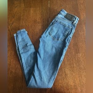 Women’s jeans skinny high rise Levi’s size 27/30